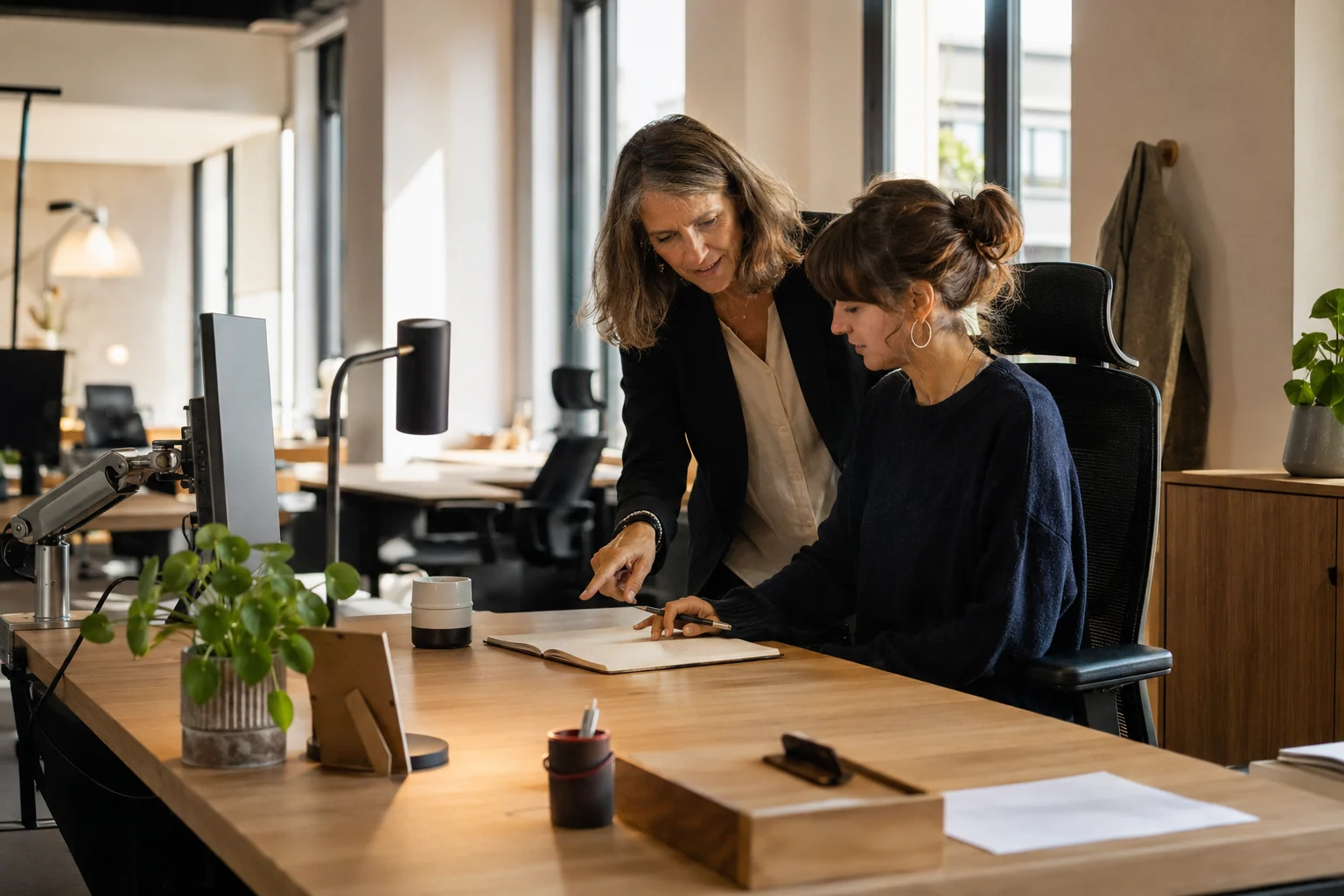 Deux professionnelles échangent dans un bureau lumineux